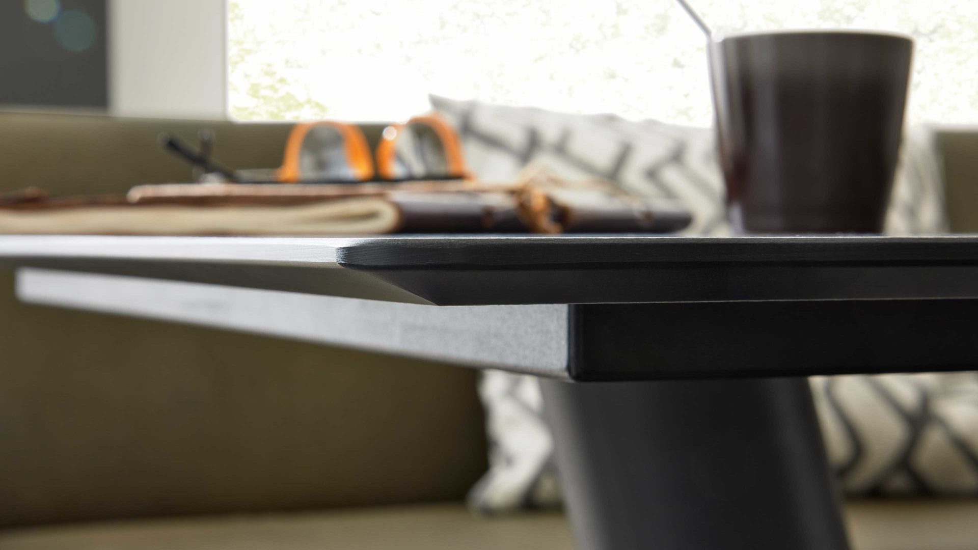 Esstisch Interliving aus Holz in Grau Interliving Esszimmer Serie 5105 – Esstisch betonfarbenes HPL & schwarzes Metall – ca. 160 x 90 cm