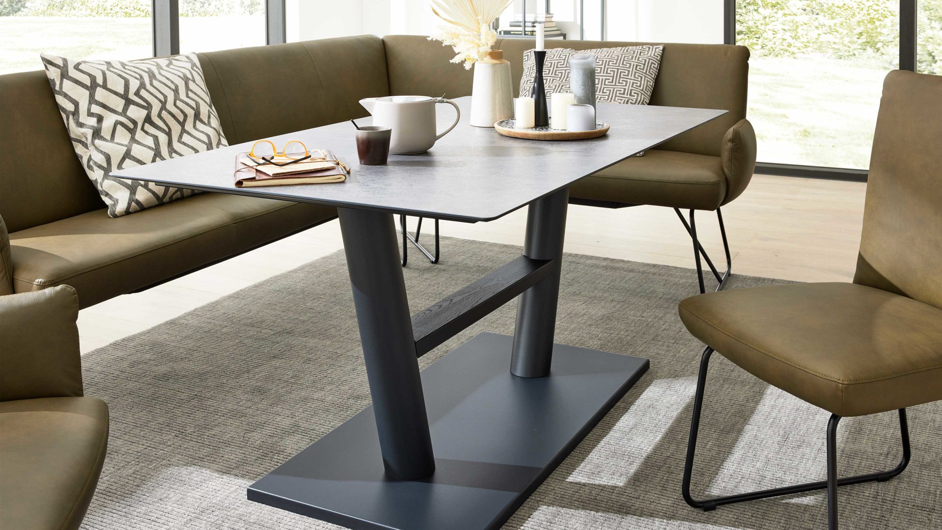 Esstisch Interliving aus Holz in Grau Interliving Esszimmer Serie 5105 – Esstisch betonfarbenes HPL & schwarzes Metall – ca. 160 x 90 cm