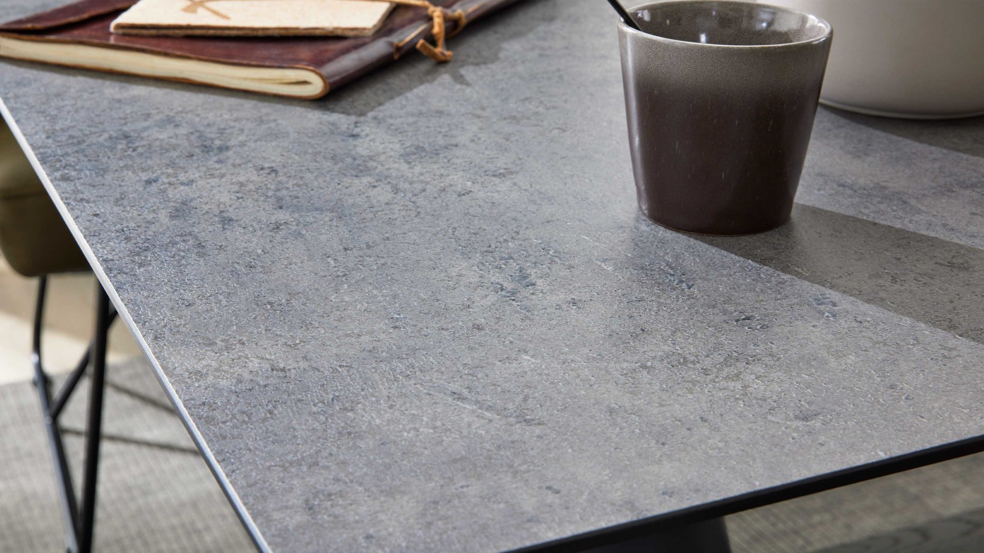 Esstisch Interliving aus Holz in Grau Interliving Esszimmer Serie 5105 – Esstisch betonfarbenes HPL & schwarzes Metall – ca. 220 x 100 cm