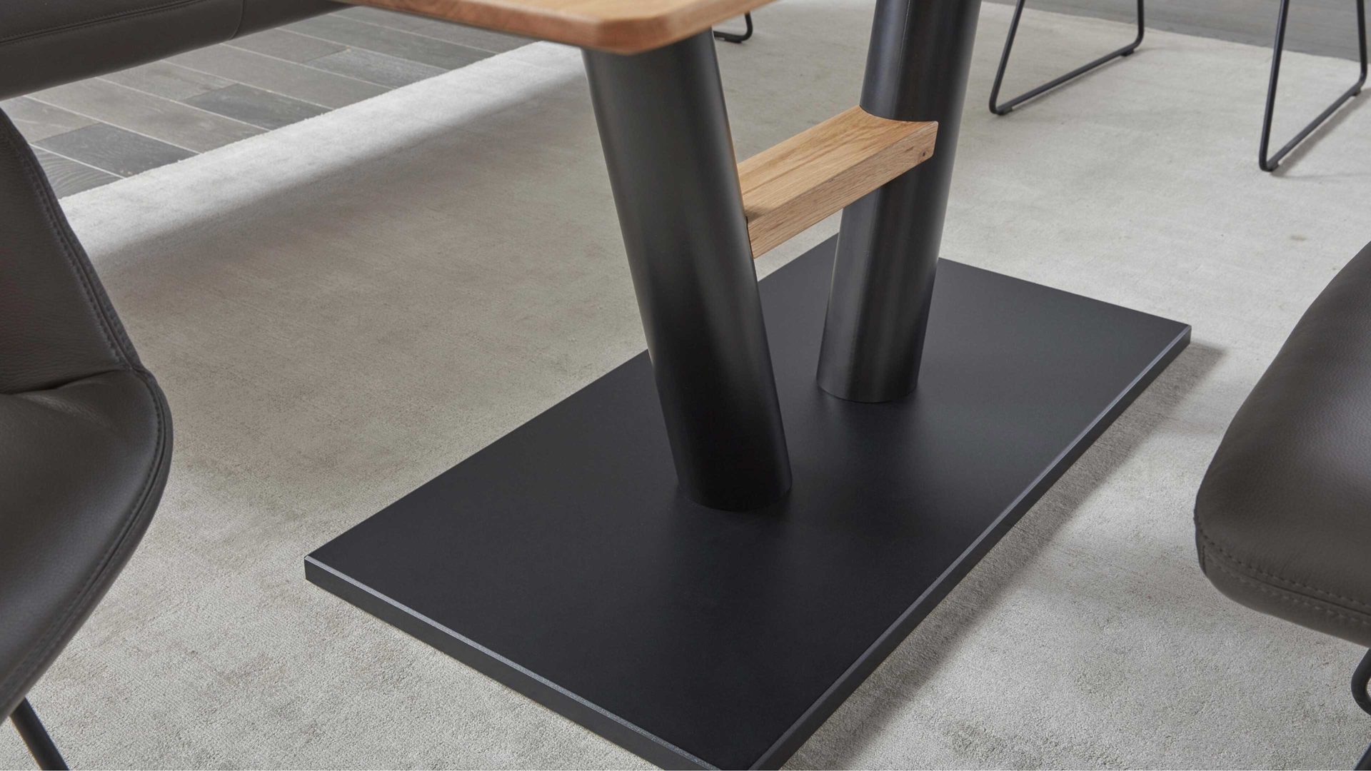 Esstisch Interliving aus Holz in Holzfarben Interliving Esszimmer Serie 5105 – Esstisch Charaktereiche & schwarzes Metall – ca. 160 x 90 cm