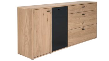 Sideboard Interliving aus Holz in Holzfarben Interliving Wohnzimmer Serie 2024 - Sideboard Eiche & Schwarzglas - zwei Türen, drei Schubladen
