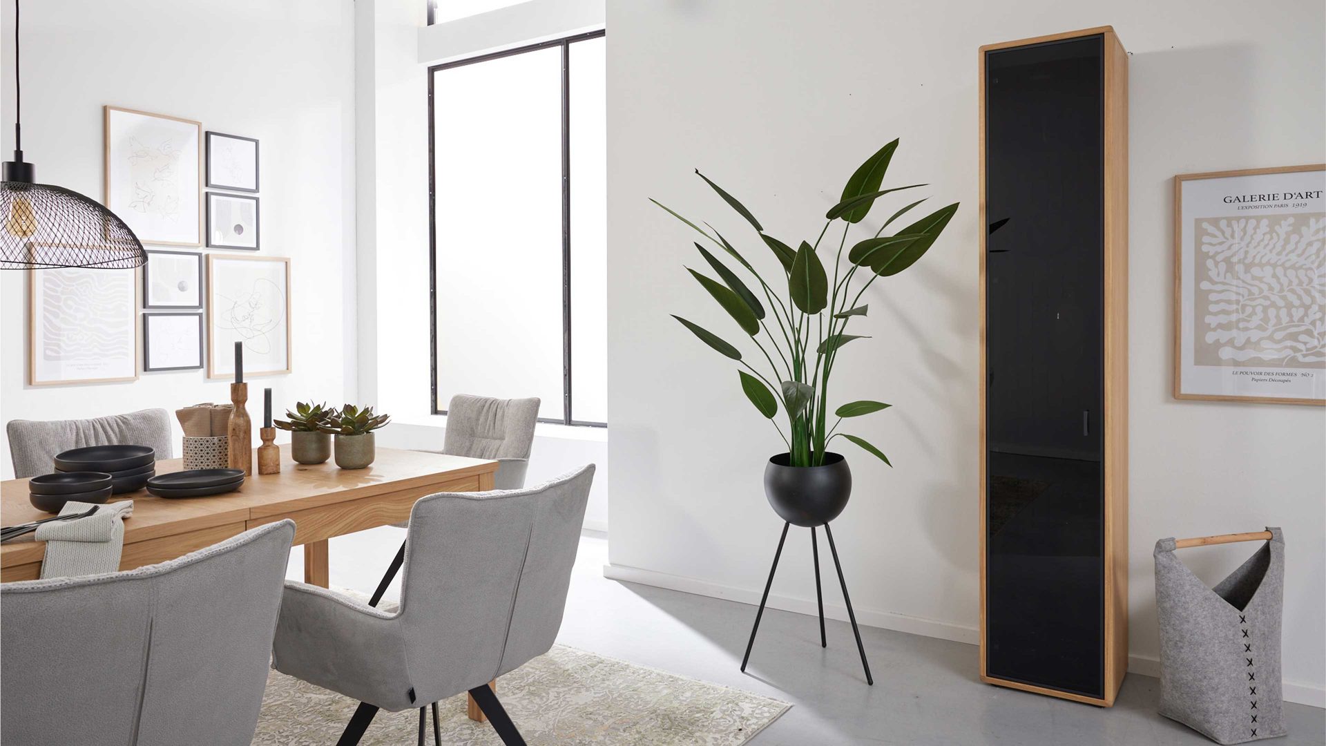 Vitrine Interliving aus Holz in Holzfarben Interliving Wohnzimmer Serie 2024 - Vitrine Eiche & Schwarzglas - eine Tür, Höhe ca. 208 cm