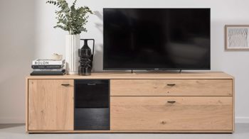 Lowboard Interliving aus Holz in Holzfarben Interliving Wohnzimmer Serie 2024 - TV-Element Eiche & Schwarzglas -zwei Türen, zwei Schubladen, Breite ca. 205 cm