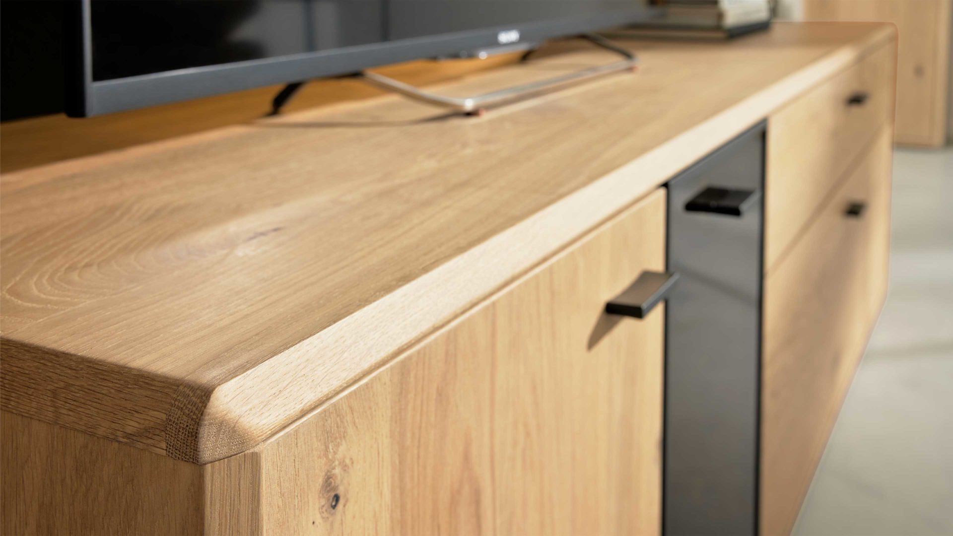 Lowboard Interliving aus Holz in Holzfarben Interliving Wohnzimmer Serie 2024 - TV-Element Eiche & Schwarzglas -zwei Türen, zwei Schubladen, Breite ca. 205 cm