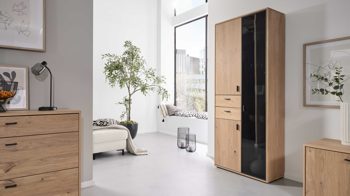 Vitrine Interliving aus Holz in Holzfarben Interliving Wohnzimmer Serie 2024 - Vitrine Eiche & Schwarzglas - drei Türen, zwei Schubladen, Breite ca. 85 cm