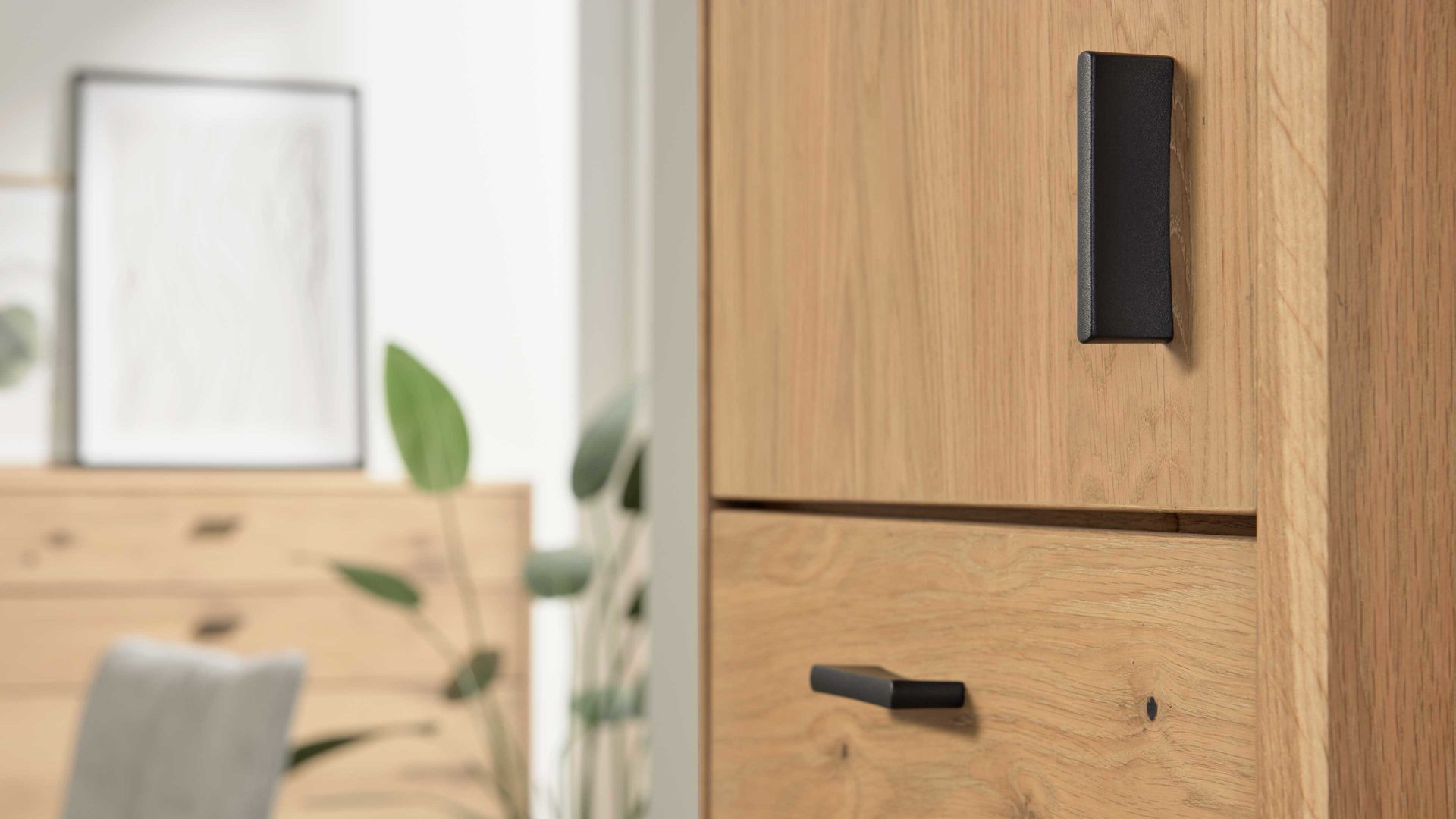 Highboard Interliving aus Holz in Holzfarben Interliving Wohnzimmer Serie 2024 - Highboard Eiche & Schwarzglas - drei Türen, zwei Schubladen