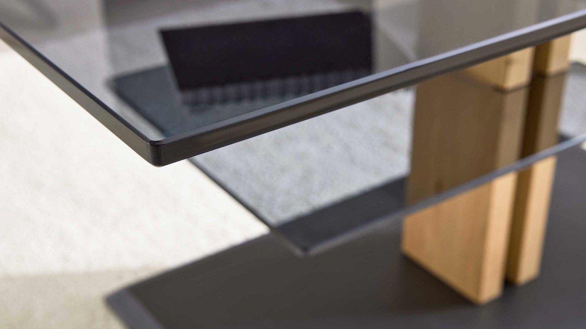 Couchtisch Interliving aus Glas in Dunkelgrau Interliving Couchtisch Serie 6212 - Couchtisch GPA-EBI graues Parsolglas & Wildeiche - ca. 100 x 60 cm