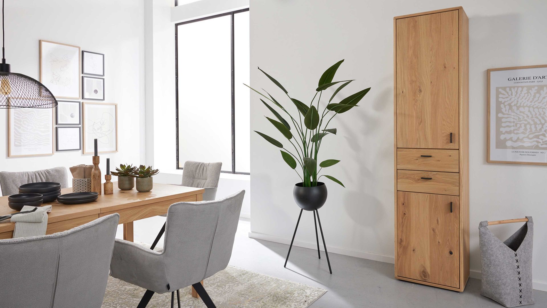 Einzelschrank Interliving aus Holz in Holzfarben Interliving Wohnzimmer Serie 2024 - Schrank Eiche & Schwarzglas - zwei Türen, zwei Schubladen, Höhe ca. 208 cm