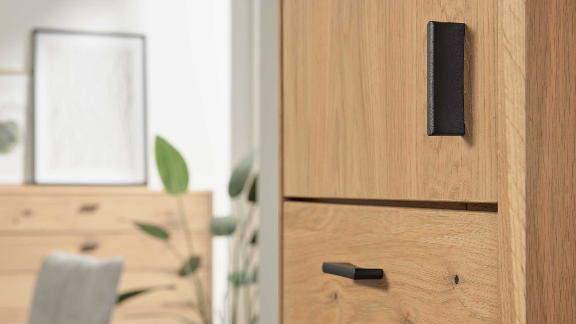 Einzelschrank Interliving aus Holz in Holzfarben Interliving Wohnzimmer Serie 2024 - Schrank 09 Eiche & Schwarzglas - zwei Türen, zwei Schubladen, Höhe ca. 208 cm