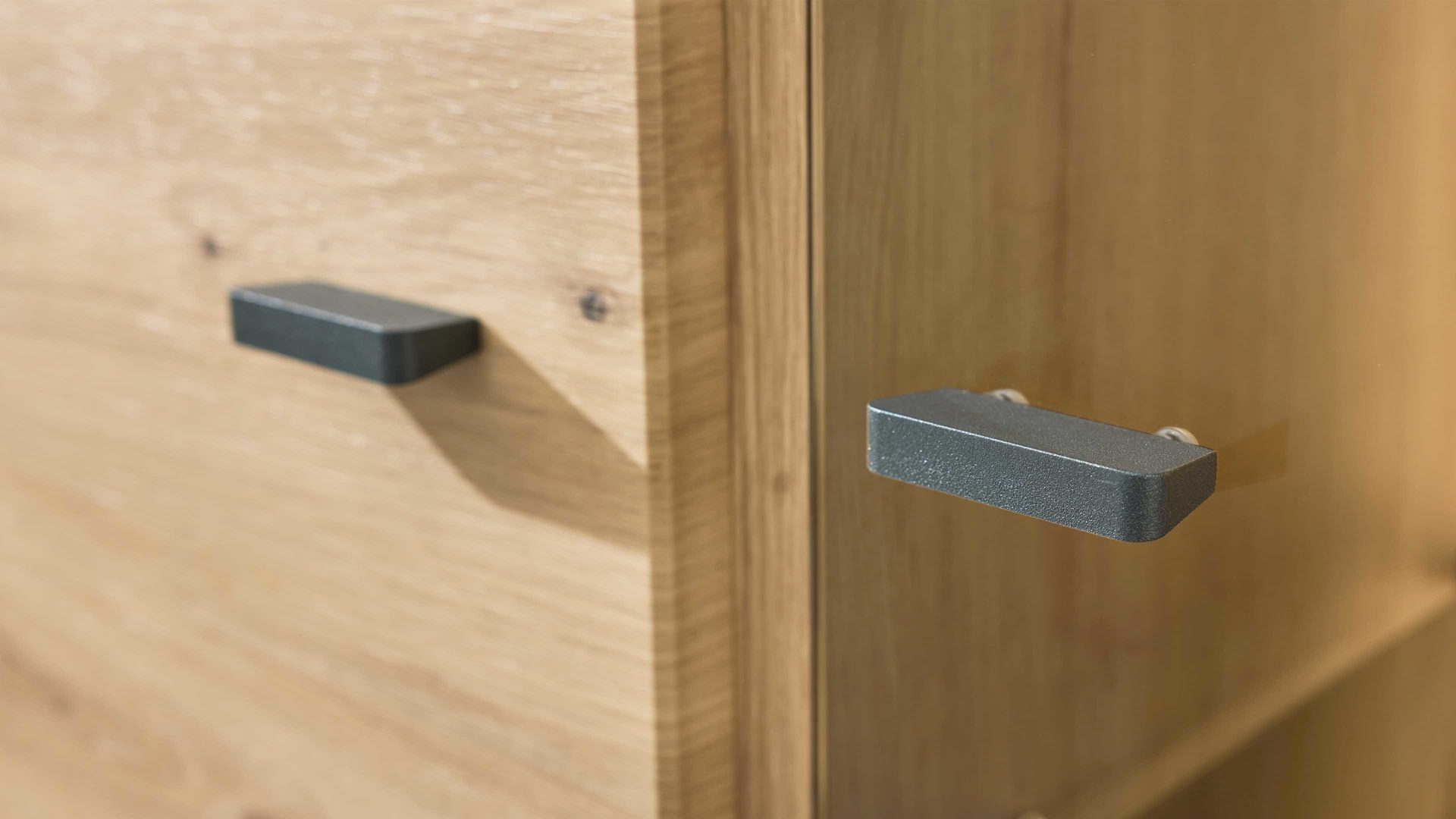 Vitrine Interliving aus Holz in Holzfarben Interliving Wohnzimmer Serie 2110 - Vitrine A13540 Alteiche - drei Türen, zwei Schubladen, Breite ca. 135 cm