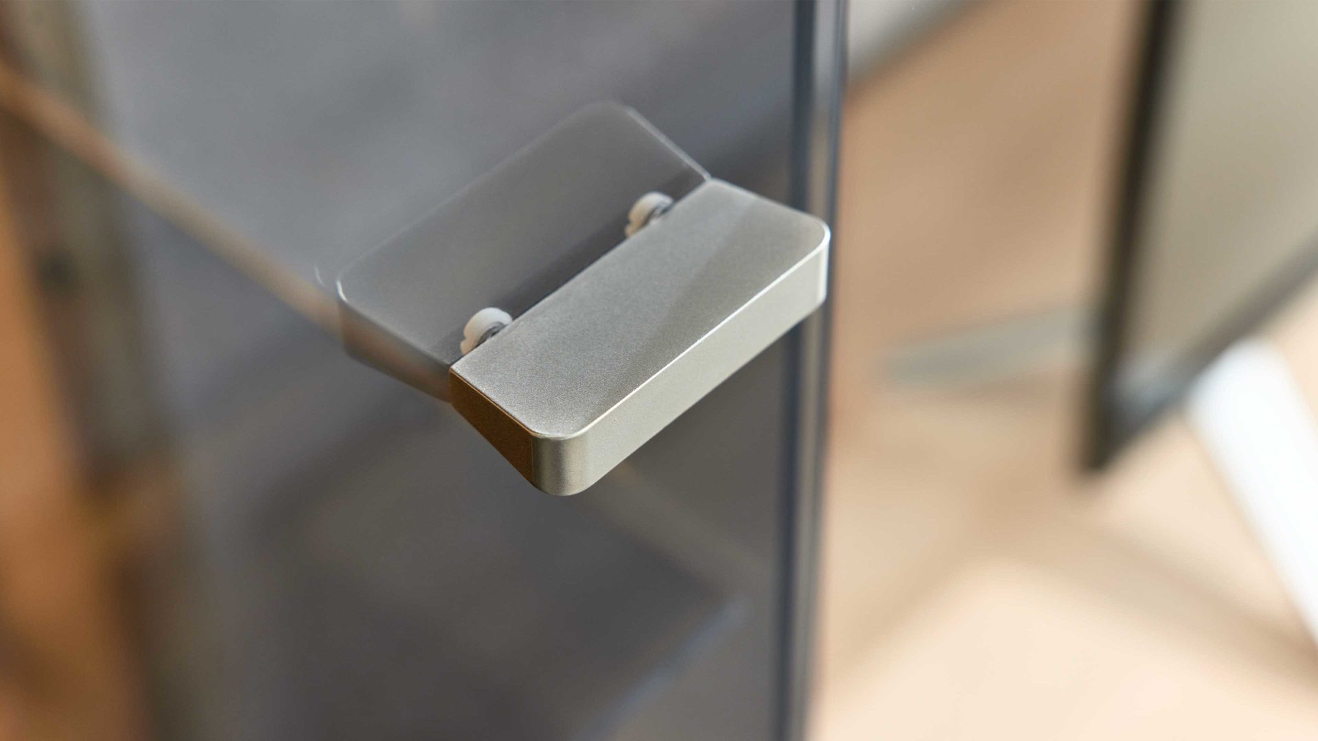 Vitrine Interliving aus Holz in Holzfarben Hell Interliving Wohnzimmer Serie 2110 - Vitrine Naturbuche - eine Tür, Höhe ca. 216 cm