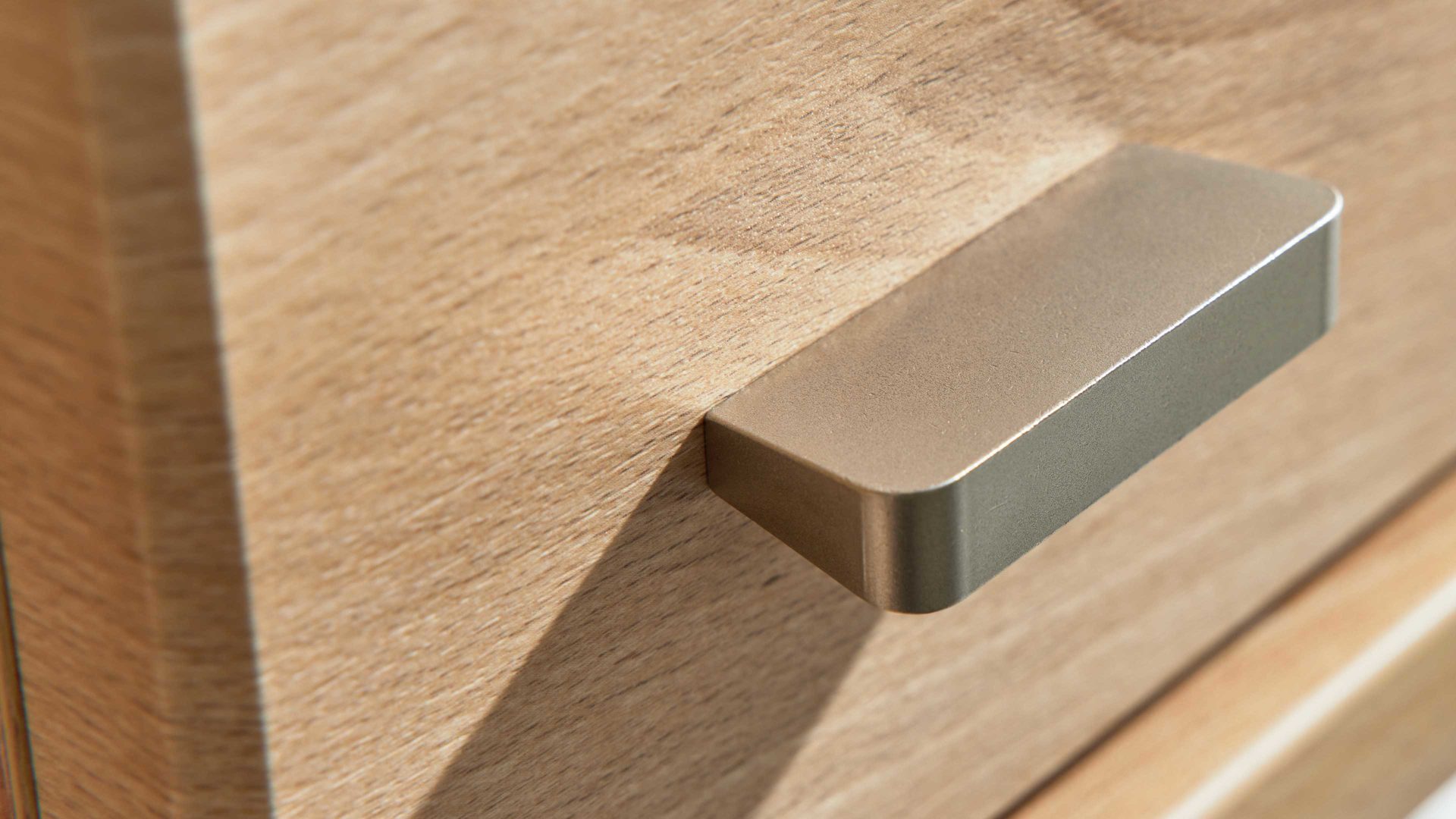 Vitrine Interliving aus Holz in Holzfarben Hell Interliving Wohnzimmer Serie 2110 - Hängevitrine Naturbuche - eine Tür, Höhe ca. 130 cm