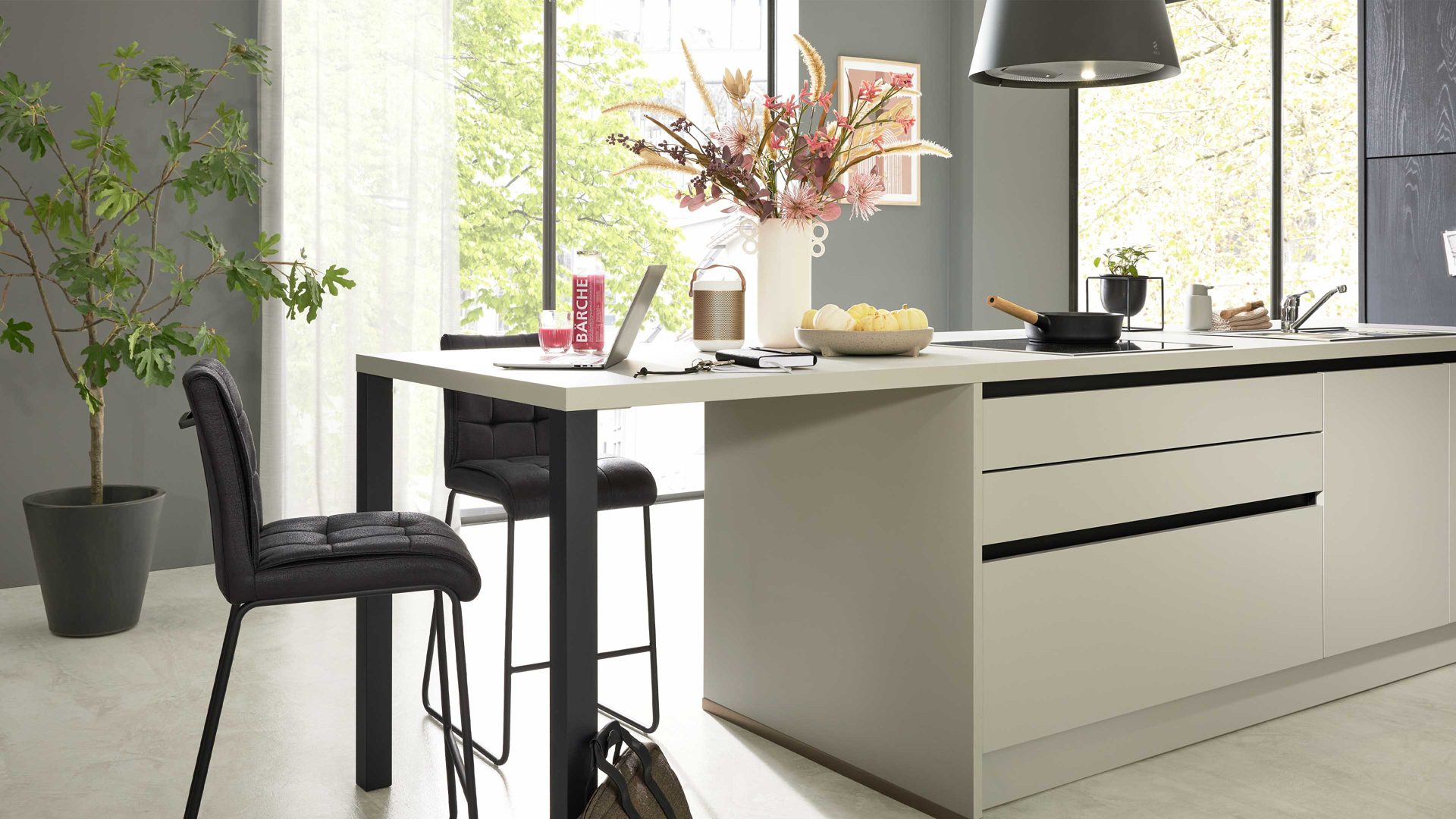 Einbauküche Interliving aus Holz in Schwarz Interliving Küche Serie 3056 mit Miele Einbaugeräten Eiche Nero & Platingrau – Stellfläche ca. 400 x 285 cm