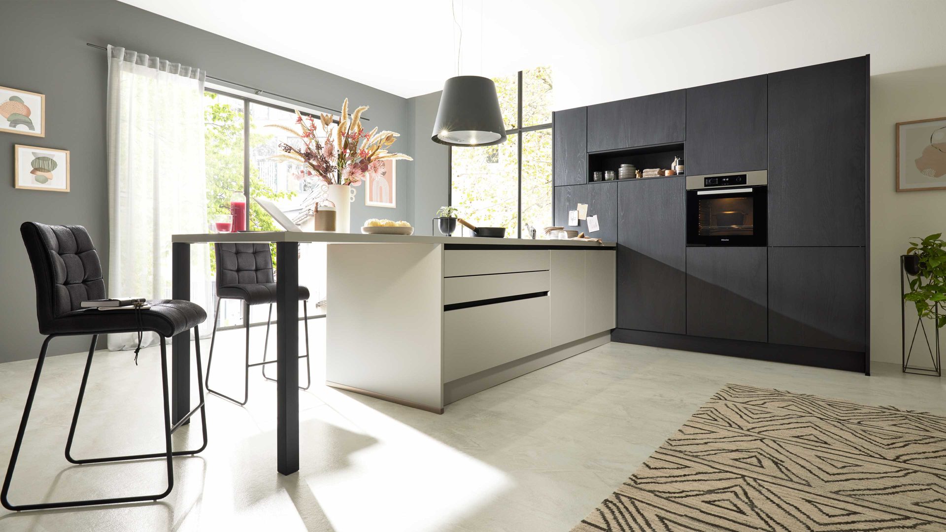 Einbauküche Interliving aus Holz in Schwarz Interliving Küche Serie 3056 mit Miele Einbaugeräten Eiche Nero & Platingrau – Stellfläche ca. 400 x 285 cm