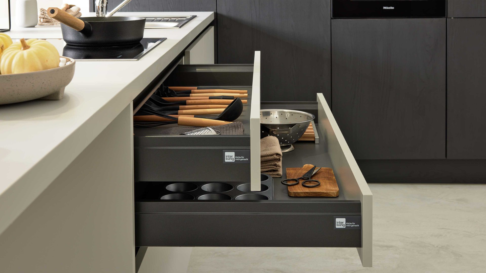 Einbauküche Interliving aus Holz in Schwarz Interliving Küche Serie 3056 mit Miele Einbaugeräten Eiche Nero & Platingrau – Stellfläche ca. 400 x 285 cm