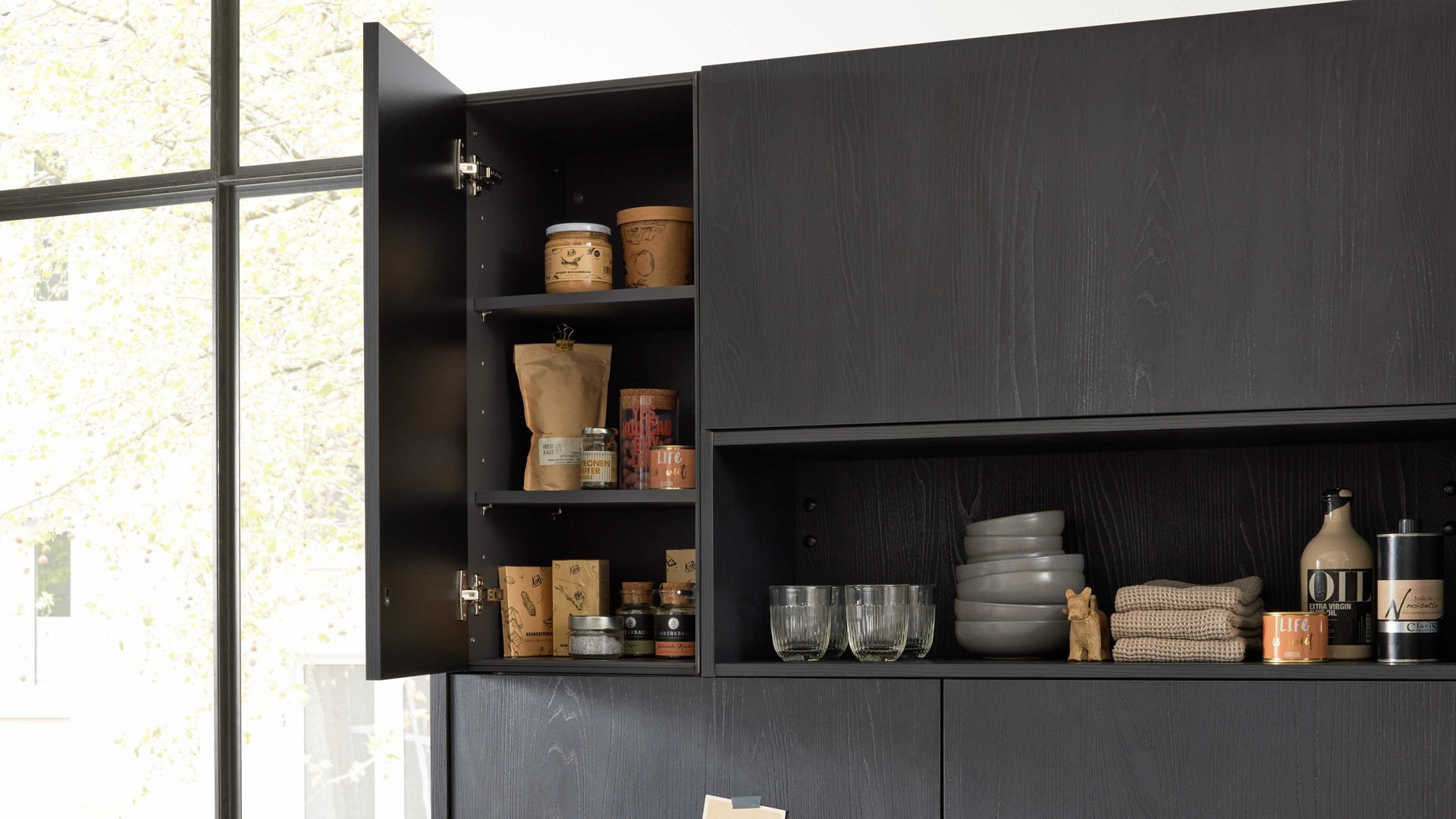 Einbauküche Interliving aus Holz in Schwarz Interliving Küche Serie 3056 mit Miele Einbaugeräten Eiche Nero & Platingrau – Stellfläche ca. 400 x 285 cm