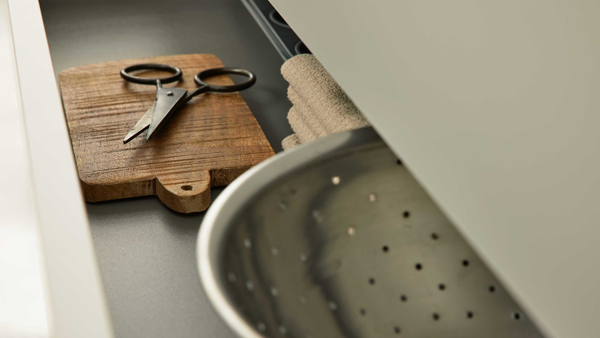 Einbauküche Interliving aus Holz in Schwarz Interliving Küche Serie 3056 mit Miele Einbaugeräten Eiche Nero & Platingrau – Stellfläche ca. 400 x 285 cm