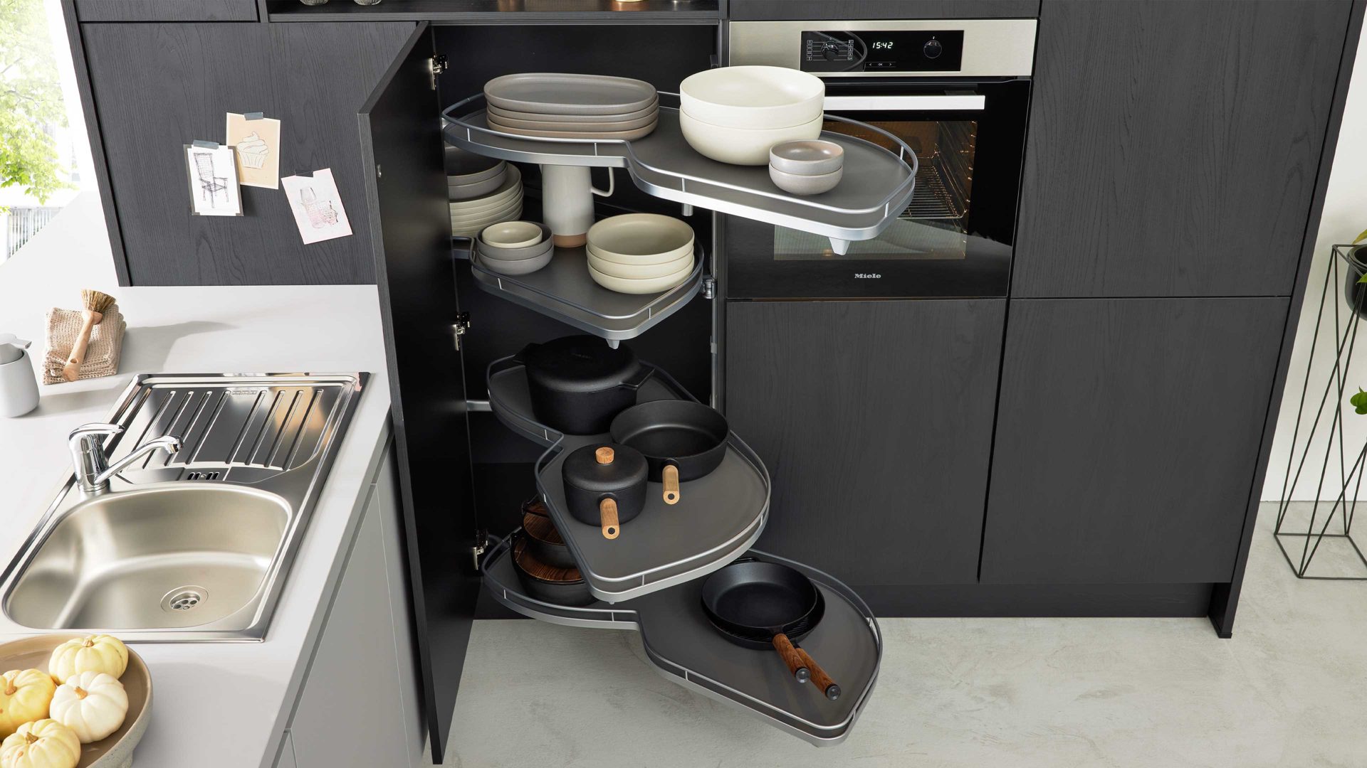 Einbauküche Interliving aus Holz in Schwarz Interliving Küche Serie 3056 mit Miele Einbaugeräten Eiche Nero & Platingrau – Stellfläche ca. 400 x 285 cm