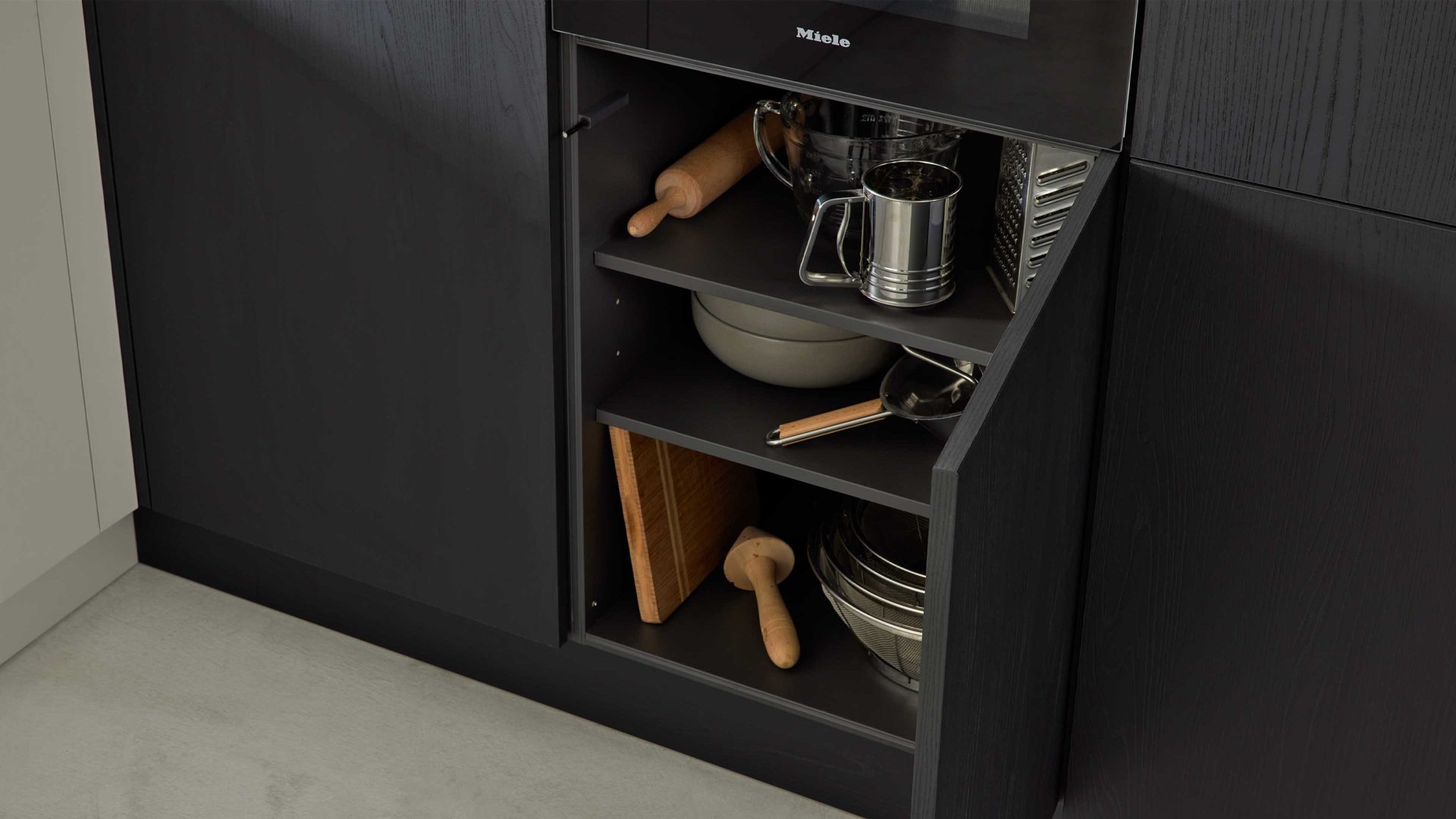 Einbauküche Interliving aus Holz in Schwarz Interliving Küche Serie 3056 mit Miele Einbaugeräten Eiche Nero & Platingrau – Stellfläche ca. 400 x 285 cm