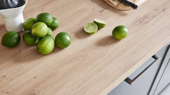 Einbauküche WERT KÜCHE® aus Holz in Schwarz WERT KÜCHE® Vida mit SIEMENS Einbaugeräten Lavaschwarz Satin & Wildeiche natur - zweiteilig