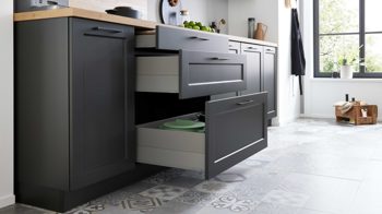 Einbauküche WERT KÜCHE® aus Holz in Schwarz WERT KÜCHE® Vida mit SIEMENS Einbaugeräten Lavaschwarz Satin & Wildeiche natur - zweiteilig