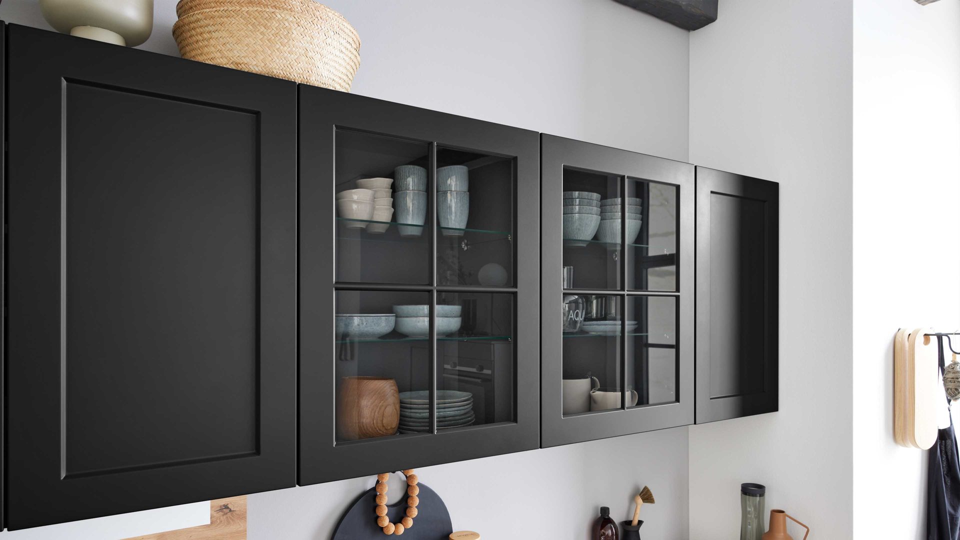 Einbauküche WERT KÜCHE® aus Holz in Schwarz WERT KÜCHE® Vivien mit SIEMENS Einbaugeräten Lavaschwarz Satin & Wildeiche natur - zweizeilig