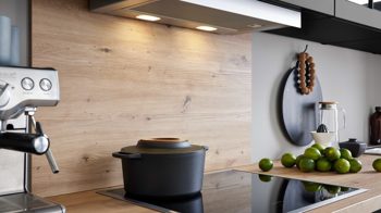 Einbauküche WERT KÜCHE® aus Holz in Schwarz WERT KÜCHE® Vida mit SIEMENS Einbaugeräten Lavaschwarz Satin & Wildeiche natur - zweiteilig