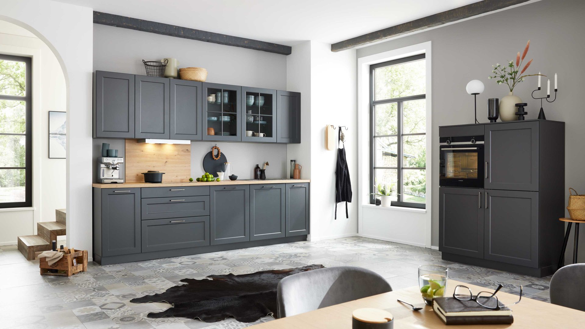 Einbauküche WERT KÜCHE® aus Holz in Schwarz WERT KÜCHE® Vivien mit SIEMENS Einbaugeräten Lavaschwarz Satin & Wildeiche natur - zweizeilig