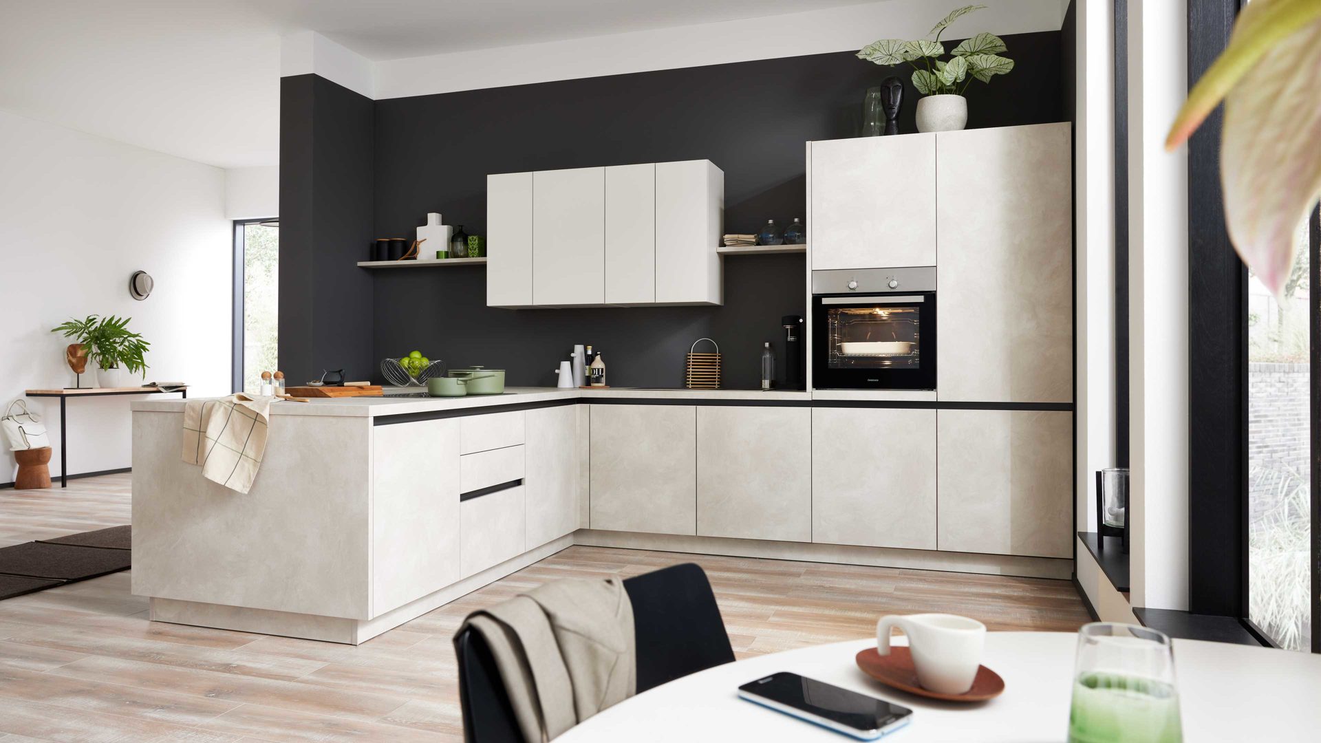 Einbauküche WERT KÜCHE® aus Holz in Beige WERT KÜCHE® Ella mit Constructa Einbaugeräten Muschelweiß & Schiefer Sand - Stellfläche ca. 420 x 250 cm