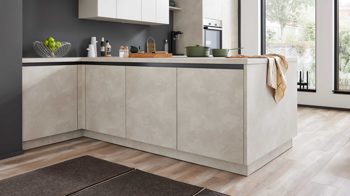 Einbauküche WERT KÜCHE® aus Holz in Beige WERT KÜCHE® Ella mit Constructa Einbaugeräten Muschelweiß & Schiefer Sand - Stellfläche ca. 420 x 250 cm