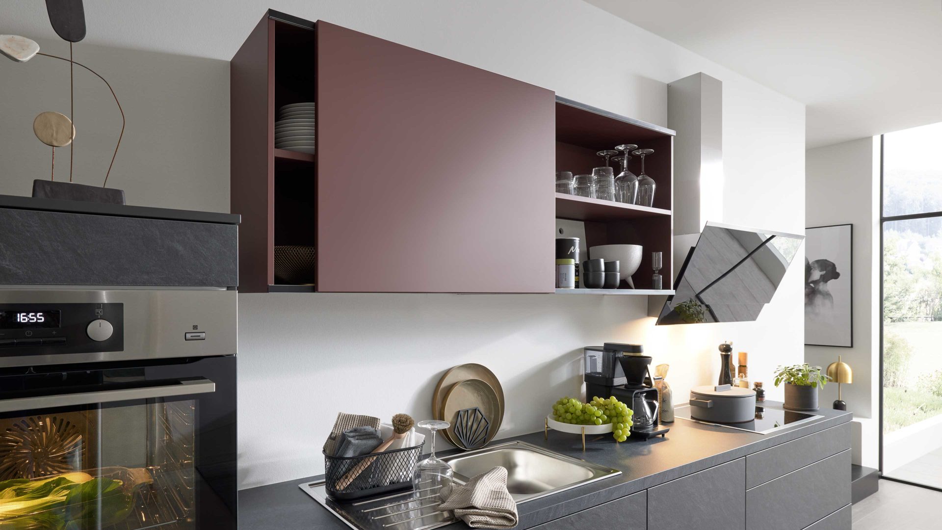 Einbauküche WERT KÜCHE® aus Holz in Dunkelgrau WERT KÜCHE® Ella mit AEG Einbaugeräten Alvaro Schiefer & Indischrot - Länge ca. 403 cm