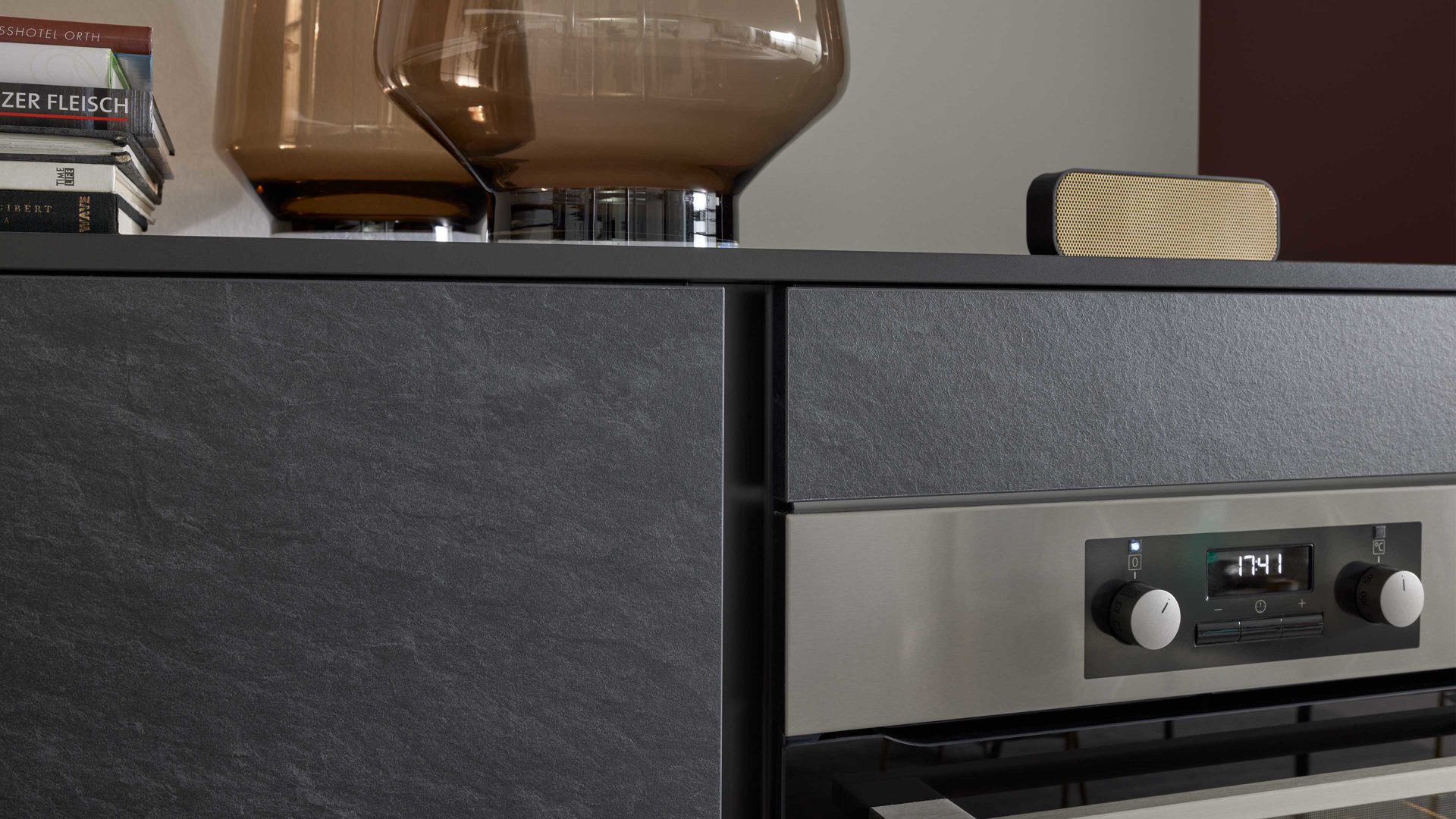 Einbauküche WERT KÜCHE® aus Holz in Dunkelgrau WERT KÜCHE® Ella mit AEG Einbaugeräten Alvaro Schiefer & Indischrot - Länge ca. 403 cm