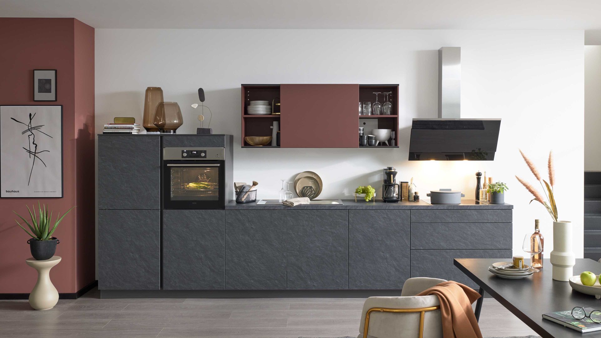 Einbauküche WERT KÜCHE® aus Holz in Dunkelgrau WERT KÜCHE® Ella mit AEG Einbaugeräten Alvaro Schiefer & Indischrot - Länge ca. 403 cm
