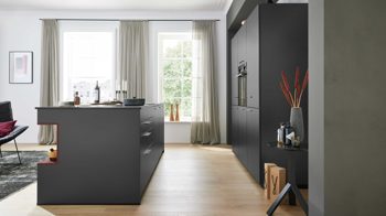 Einbauküche WERT KÜCHE® aus Holz in Schwarz WERT KÜCHE® Nora mit SIEMENS Einbaugeräten Lavaschwarz & Indischrot - zweizeilig
