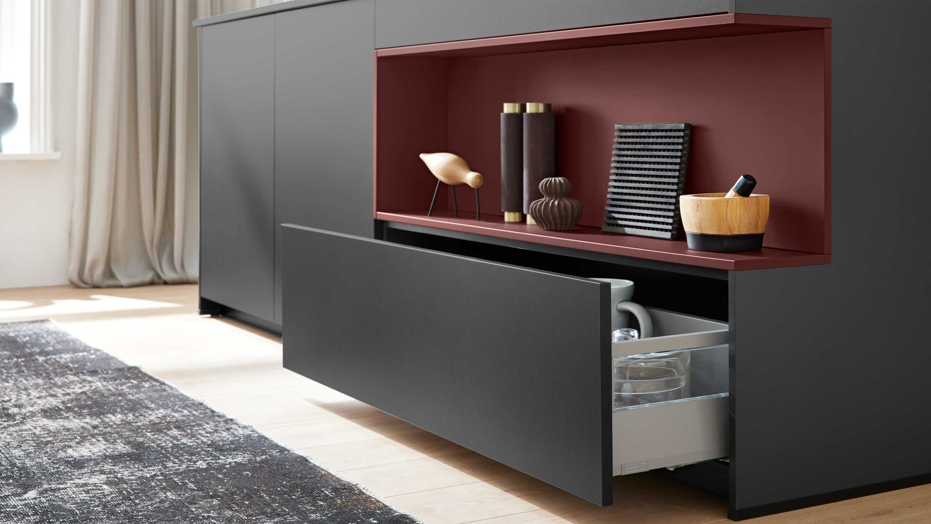 Einbauküche WERT KÜCHE® aus Holz in Schwarz WERT KÜCHE® Nora mit SIEMENS Einbaugeräten Lavaschwarz & Indischrot - zweizeilig