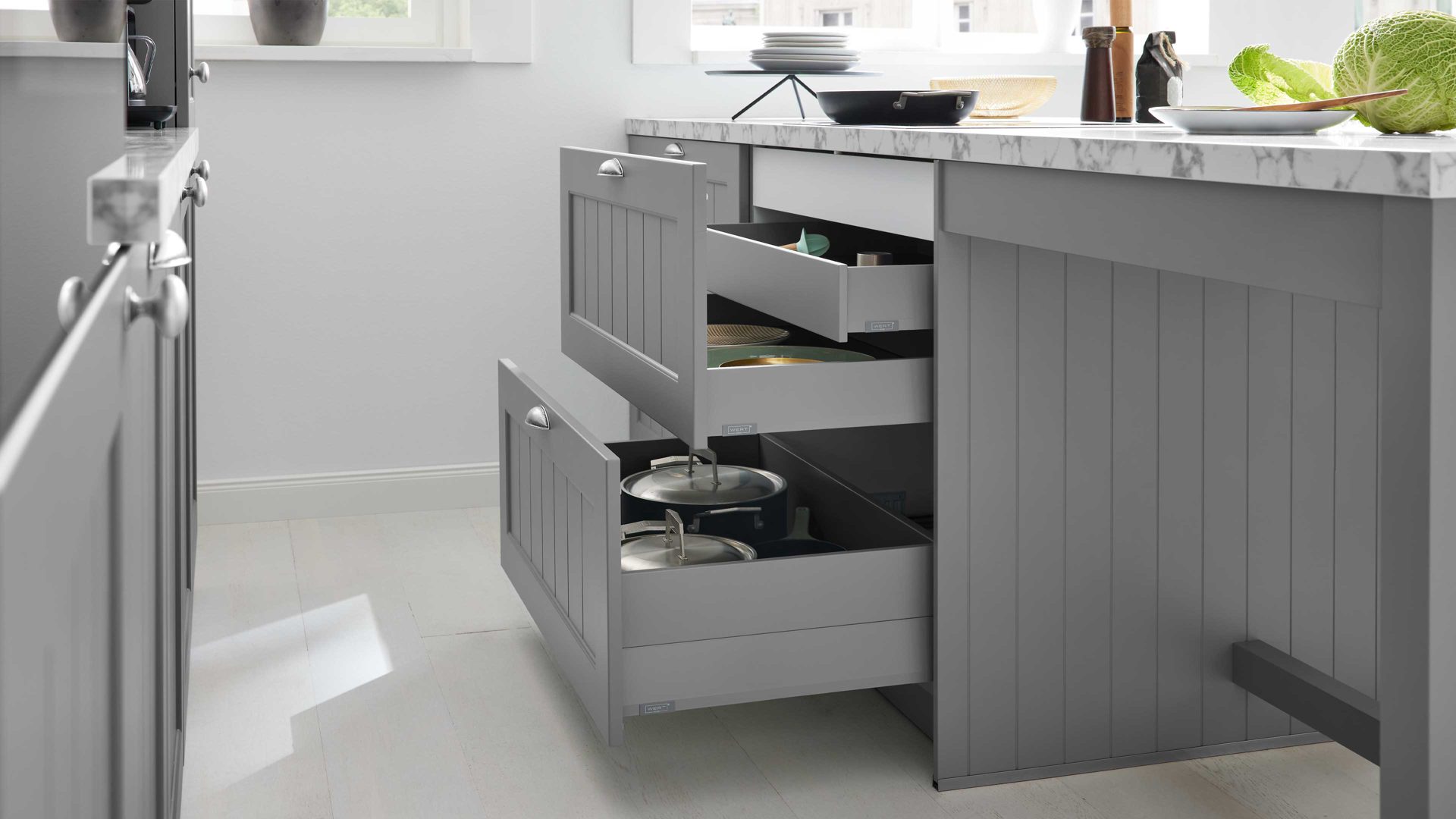 Einbauküche WERT KÜCHE® aus Holz in Dunkelgrau WERT KÜCHE® Carina mit AEG Einbaugeräten Achatgrau Satin & Marmor bianco - zweizeilig