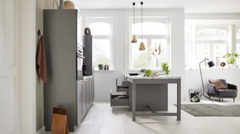 Einbauküche WERT KÜCHE® aus Holz in Grau WERT KÜCHE® Carina mit AEG Einbaugeräten Achatgrau Satin & Marmor bianco - zweiteilig