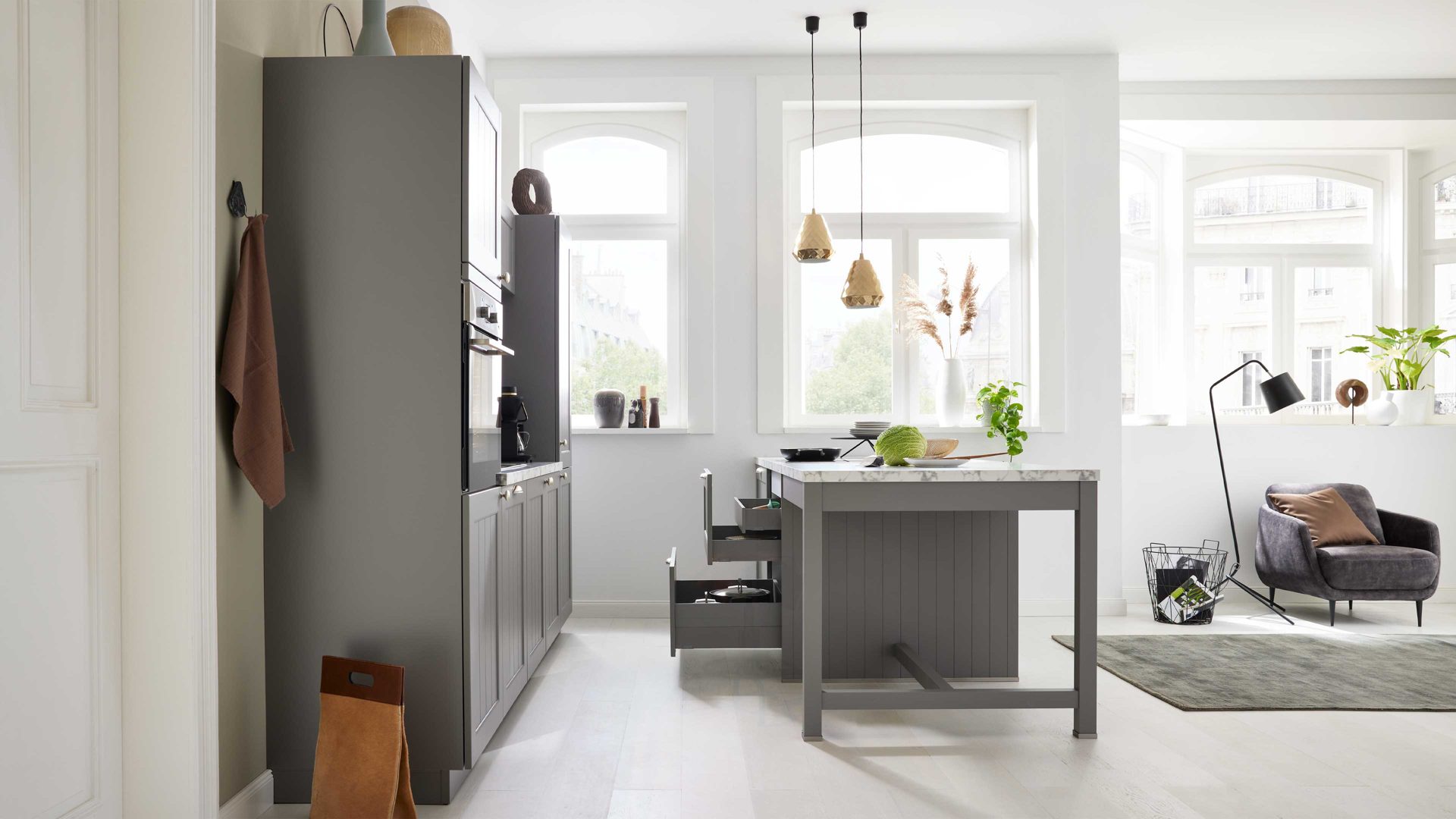 Einbauküche WERT KÜCHE® aus Holz in Dunkelgrau WERT KÜCHE® Carina mit AEG Einbaugeräten Achatgrau Satin & Marmor bianco - zweizeilig