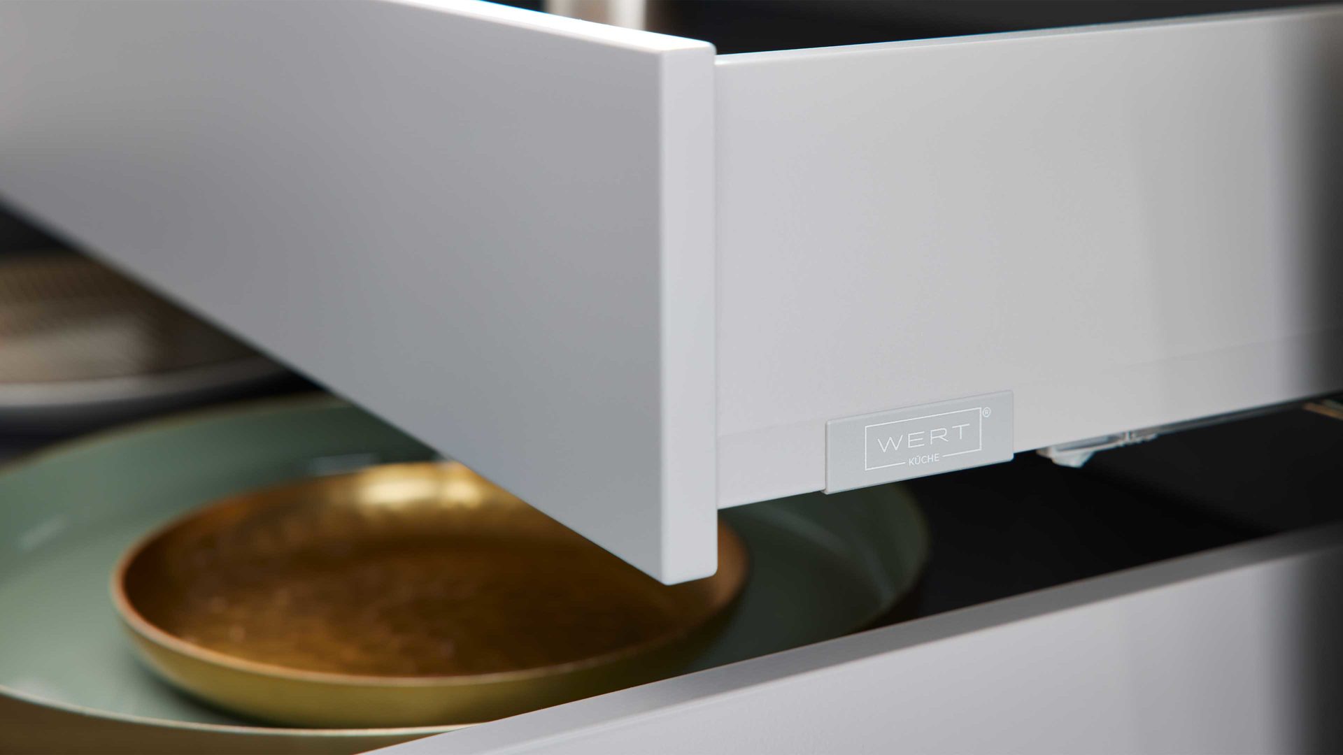 Einbauküche WERT KÜCHE® aus Holz in Grau WERT KÜCHE® Carina mit AEG Einbaugeräten Achatgrau Satin & Marmor bianco - zweiteilig