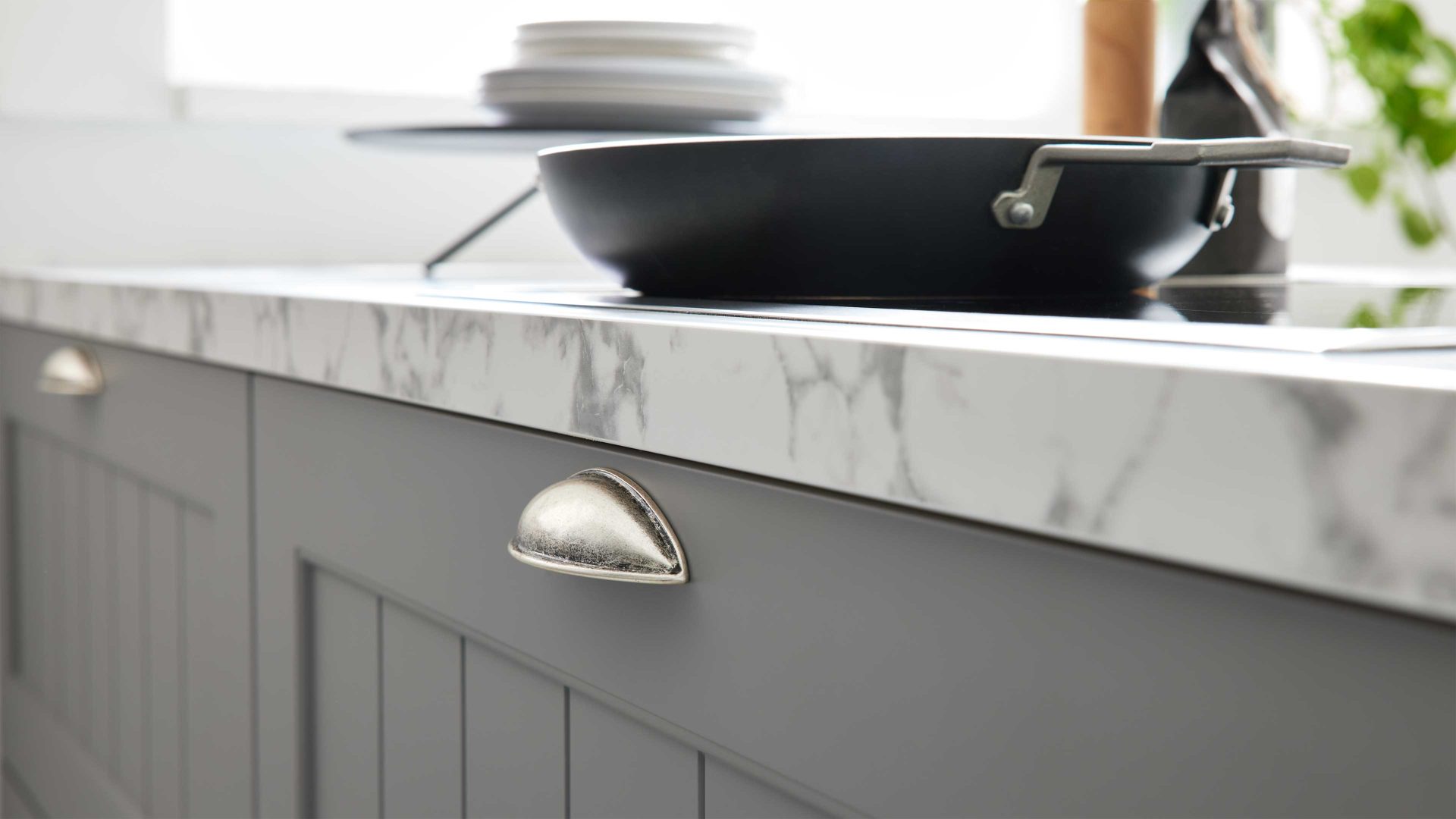 Einbauküche WERT KÜCHE® aus Holz in Dunkelgrau WERT KÜCHE® Carina mit AEG Einbaugeräten Achatgrau Satin & Marmor bianco - zweizeilig