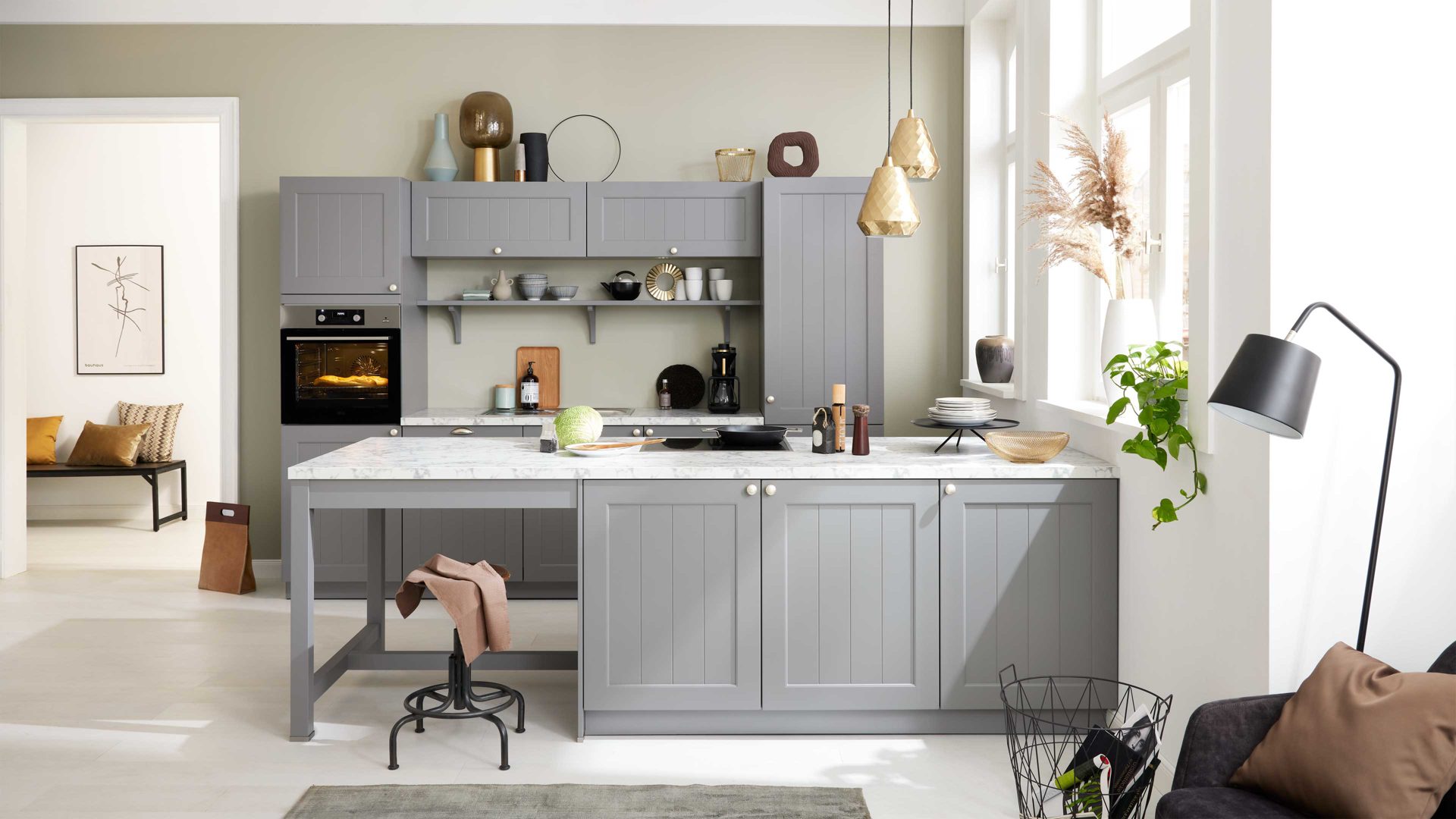 Einbauküche WERT KÜCHE® aus Holz in Dunkelgrau WERT KÜCHE® Carina mit AEG Einbaugeräten Achatgrau Satin & Marmor bianco - zweizeilig