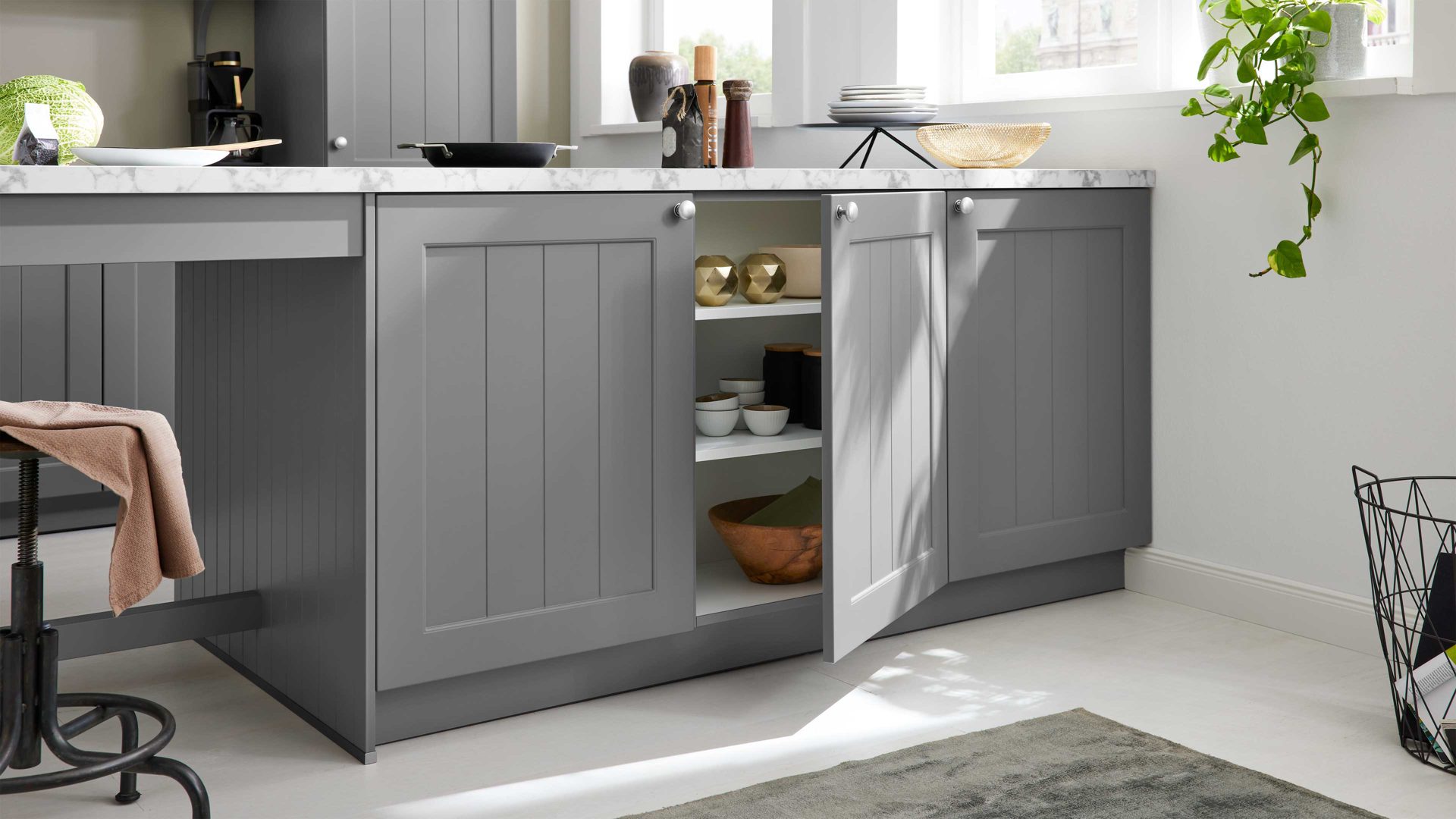 Einbauküche WERT KÜCHE® aus Holz in Dunkelgrau WERT KÜCHE® Carina mit AEG Einbaugeräten Achatgrau Satin & Marmor bianco - zweizeilig