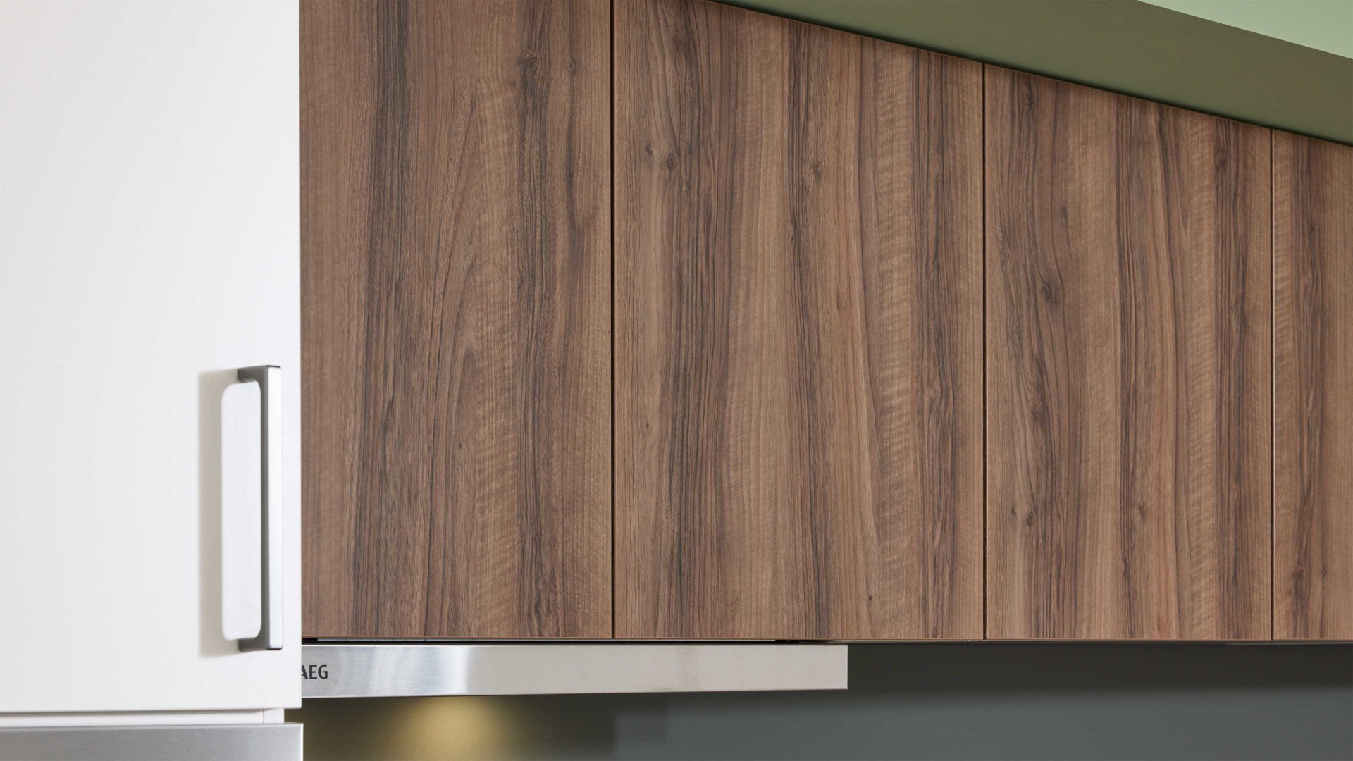 Einbauküche WERT KÜCHE® aus Holz in Weiß WERT KÜCHE® Nora mit AEG Einbaugeräten Muschelweiß & Bergamo Nussbaum - zweiteilig