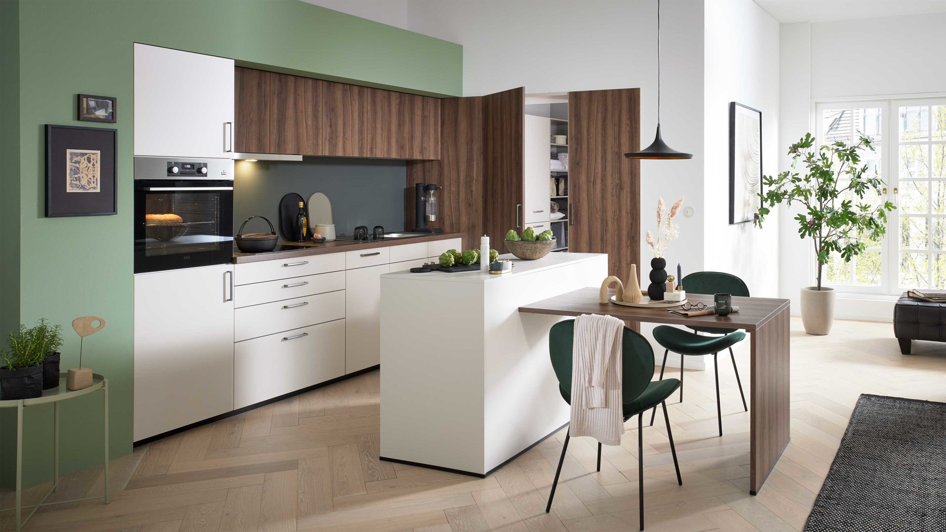 Einbauküche WERT KÜCHE® aus Holz in Weiß WERT KÜCHE® Nora mit AEG Einbaugeräten Muschelweiß & Bergamo Nussbaum - zweiteilig