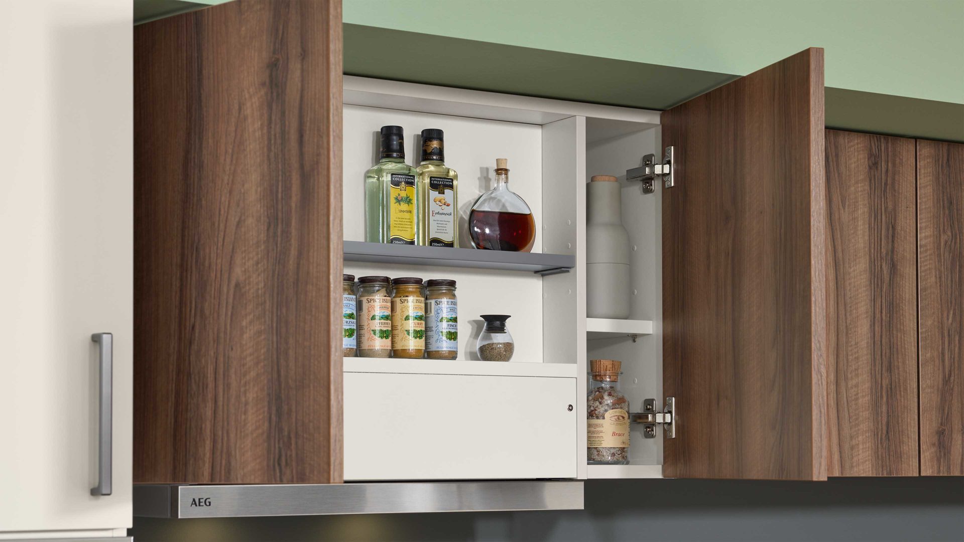 Einbauküche WERT KÜCHE® aus Holz in Weiß WERT KÜCHE® Nora mit AEG Einbaugeräten Muschelweiß & Bergamo Nussbaum - zweiteilig