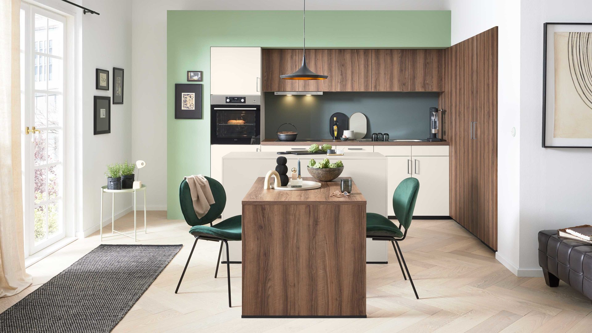 Einbauküche WERT KÜCHE® aus Holz in Weiß WERT KÜCHE® Nora mit AEG Einbaugeräten Muschelweiß & Bergamo Nussbaum - zweiteilig