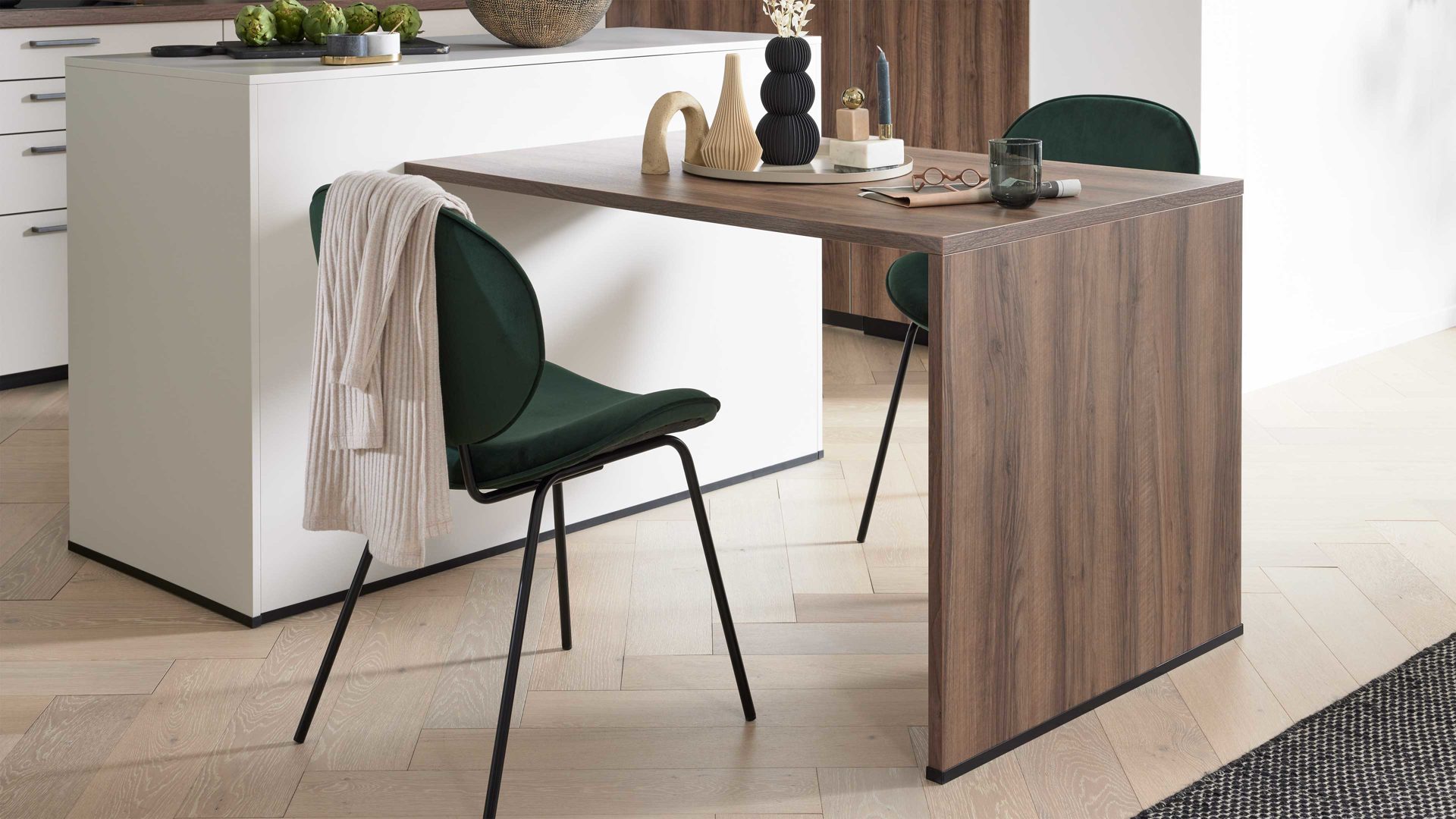 Einbauküche WERT KÜCHE® aus Holz in Weiß WERT KÜCHE® Nora mit AEG Einbaugeräten Muschelweiß & Victoria Nussbaum - zweizeilig