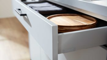 Einbauküche WERT KÜCHE® aus Holz in Schwarz WERT KÜCHE® Franziska mit AEG Einbaugeräten Onyxschwarz & Achatgrau - dreiteilig