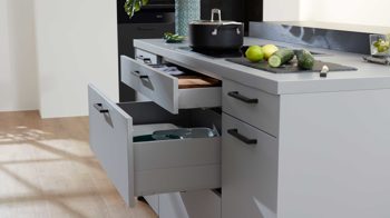 Einbauküche WERT KÜCHE® aus Holz in Schwarz WERT KÜCHE® Franziska mit AEG Einbaugeräten Onyxschwarz & Achatgrau - dreiteilig