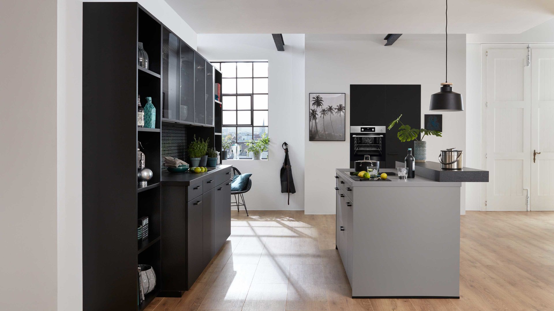 Einbauküche WERT KÜCHE® aus Holz in Schwarz WERT KÜCHE® Franziska mit AEG Einbaugeräten Onyxschwarz & Achatgrau - dreizeilig